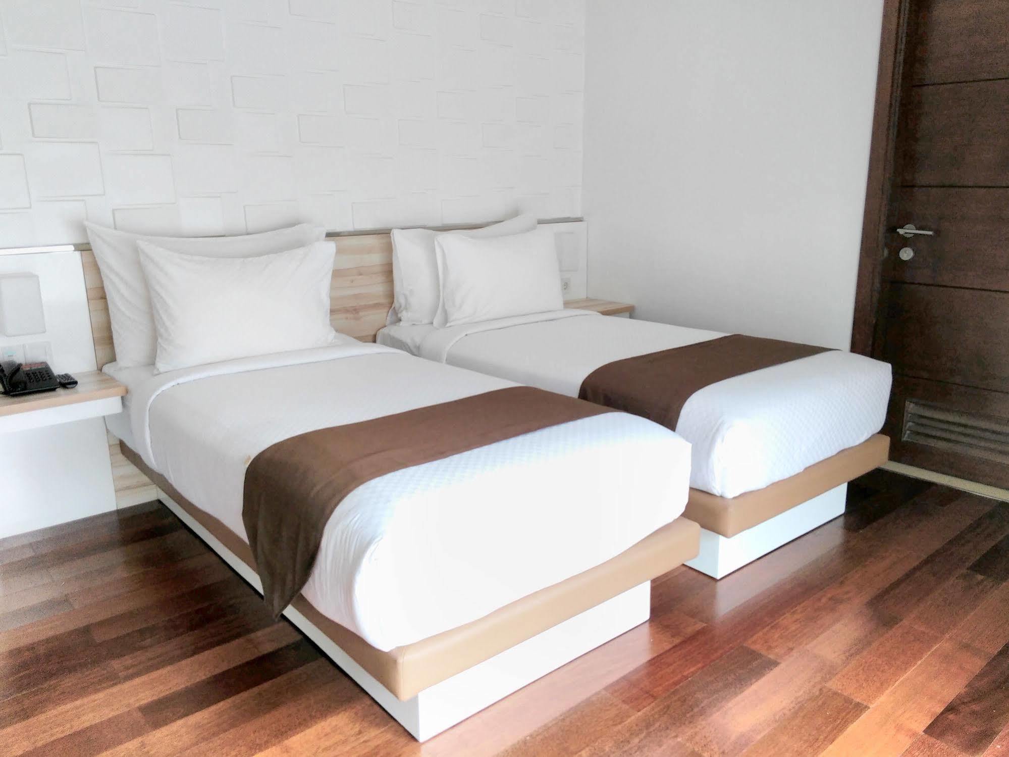Alimar Hotel Malang Esterno foto