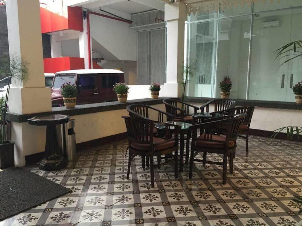 Alimar Hotel Malang Esterno foto